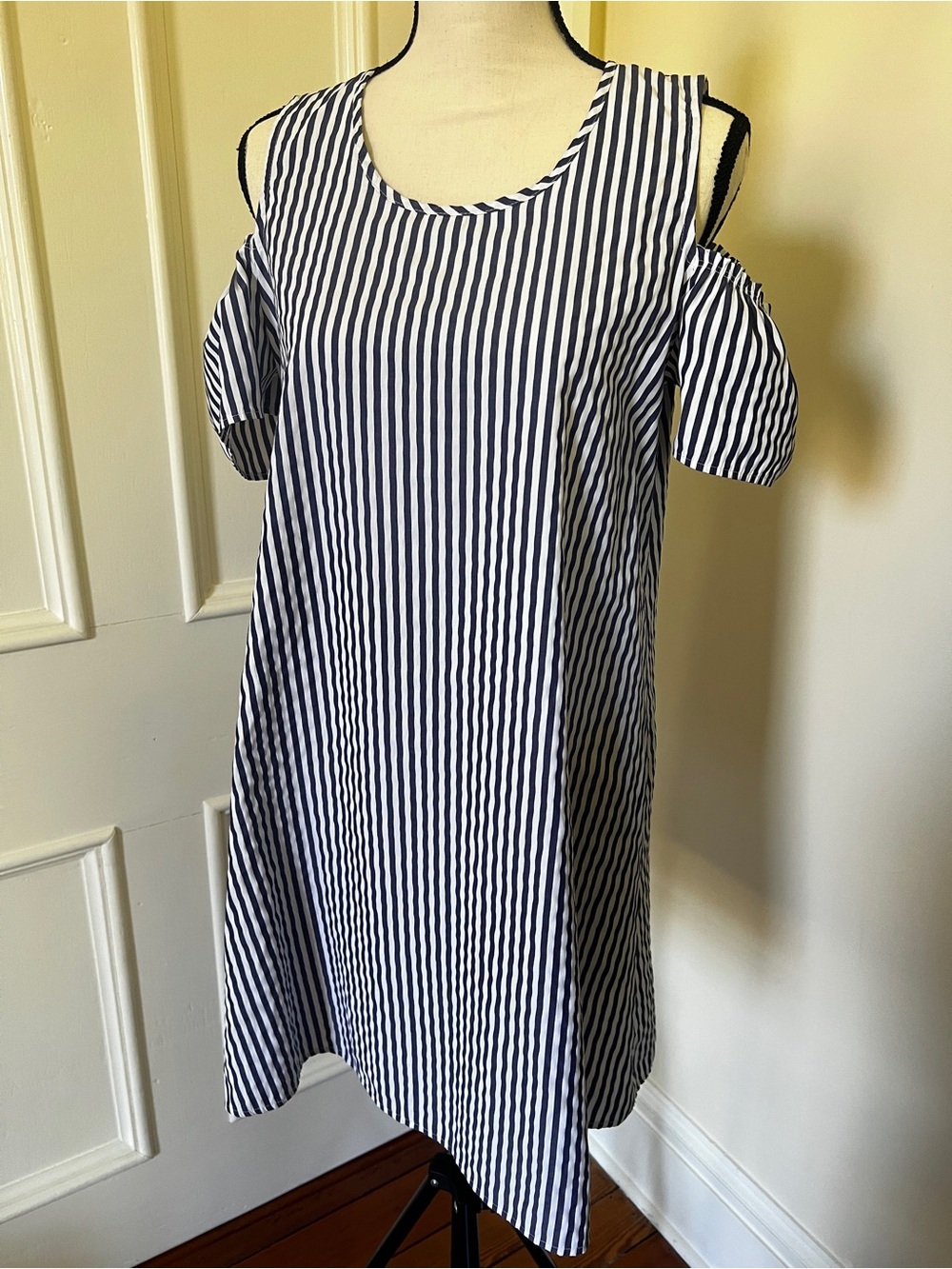 Espresso cold shoulder seersucker dress | size M